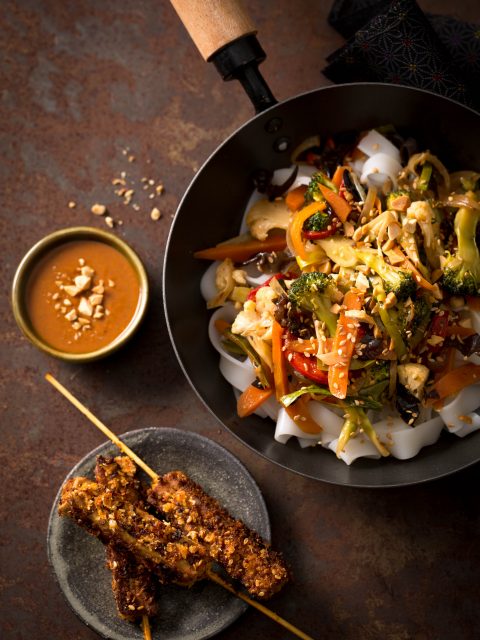 Brochettes de Tofu Mariné et Pané, Wok de Nouilles de Riz, Légumes Shop Suey, Sauce Satay sésame et cacahuètes pilées