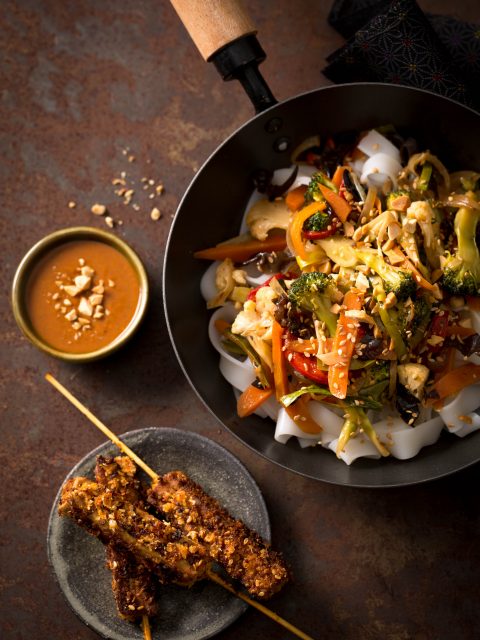 Brochettes de Tofu Mariné et Pané, Wok de Nouilles de Riz, Légumes Shop Suey, Sauce Satay sésame et cacahuètes pilées