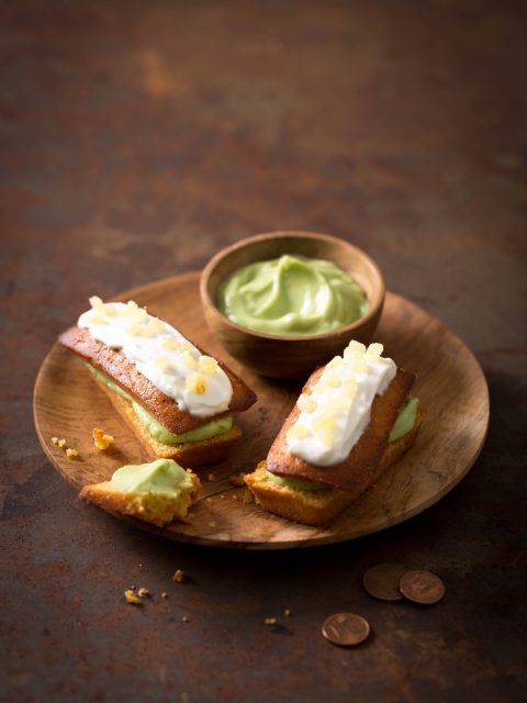 F.F.F. ou Financiers Farceurs Farcis : Financiers mielleux à la carotte mise à l'amande, farcis à la crème d'avocat citronnée, glacés au fromage frais et pépites de gingembre confit