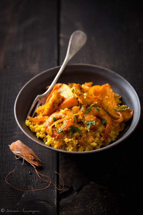 Crevettes aux abricots secs, cumin, coriandre, Butternut Laqué, Couscous et Quinoa à l'huile rouge et au curcuma