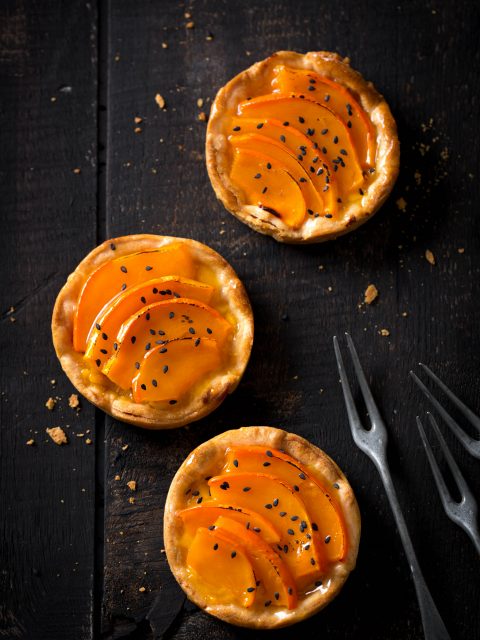 Tartelettes Potimarron, sésame noir, compotée de mangue et confiture d'abricot