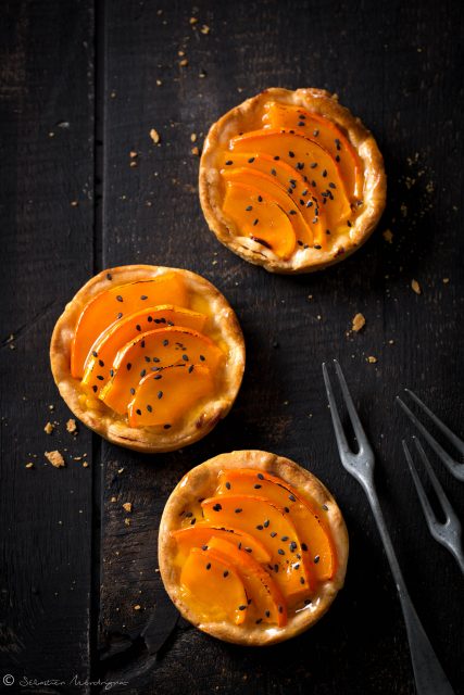 Tartelettes Potimarron, sésame noir, compotée de mangue et confiture d'abricot